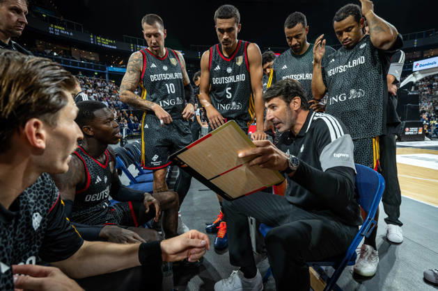 Basketball Hamburg 22.08.2026 Turkish Airlines Supercup 2026 Finale Deutschland (GER) - Kroatien (CRO) Auszeit Alex Mumbru (Deutschland, Bundestrainer) Dennis Schröder Schroeder (Deutschland, No.17) Schröder Schroder David Krämer (Deutschland, No.44) Kraemer Kramer