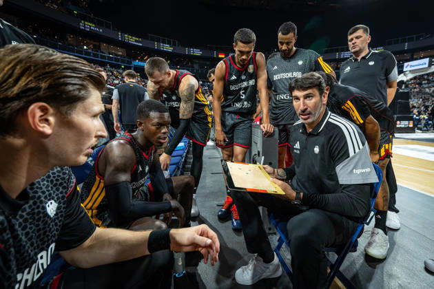 Basketball Hamburg 22.08.2026 Turkish Airlines Supercup 2026 Finale Deutschland (GER) - Kroatien (CRO) Auszeit Alex Mumbru (Deutschland, Bundestrainer) Dennis Schröder Schroeder (Deutschland, No.17) Schröder Schroder David Krämer (Deutschland, No.44) Kraemer Kramer