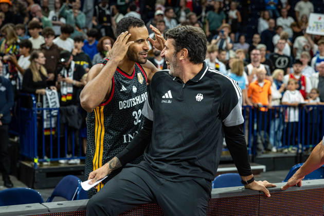 Basketball Hamburg 22.08.2026 Turkish Airlines Supercup 2026 Finale Deutschland (GER) - Kroatien (CRO) Alex Mumbru (Deutschland, Bundestrainer) Johannes Thiemann (Deutschland, No.32)