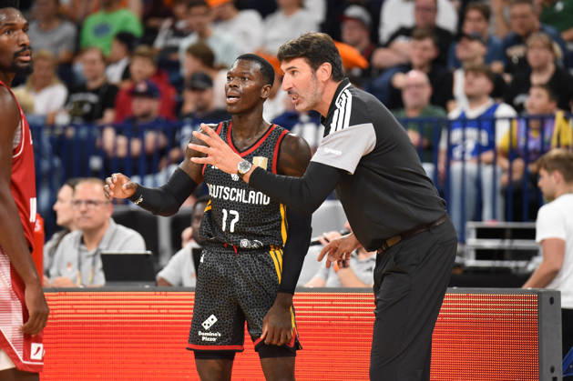 Basketball, Turkish Airlines Supercup 2026, Türkei - Kroatien, Barclays Arena (Hamburg), 22.08.2026, Finale Alex Mumbru (DEUTSCHLAND, Cheftrainer Bundestrainer) gibt Dennis Schröder ( 17, DEUTSCHLAND, Teamkapitän, Point Guard, Cleveland Cavaliers) Anweisungen fürs Spiel Hamburg Deutschland