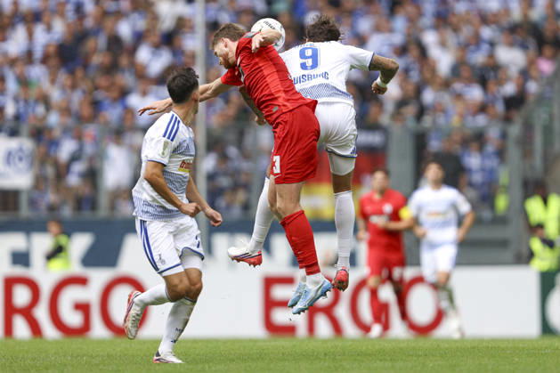 Florian Le Joncour (SV 07 Elversberg) und Lex-Tyger Lobinger (MSV Duisburg) im Zweikampf waehrend des Spiels der 1. Runde des DFB-Pokal zwischen MSV Duisburg und SV 07 Elversberg, Schauinsland-Reisen-Arena am 22. August 2026 in Duisburg, Deutschland. (Foto von Oliver Kaelke DeFodi Images) +++ Florian Le Joncour (SV 07 Elversberg) und Lex-Tyger Lobinger (MSV Duisburg) battle for the ball during the 1st round match of the DFB-Pokal between MSV Duisburg and SV 07 Elversberg at Schauinsland-Reisen-Arena on August 22, 2026 in Duisburg, Germany. (Photo by Oliver Kaelke DeFodi Images) DFB DFL REGULATIONS PROHIBIT ANY USE OF PHOTOGRAPHS AS IMAGE SEQUENCES AND OR QUASI-VIDEO. (Photo by Oliver Kaelke DeFodi Images) -
