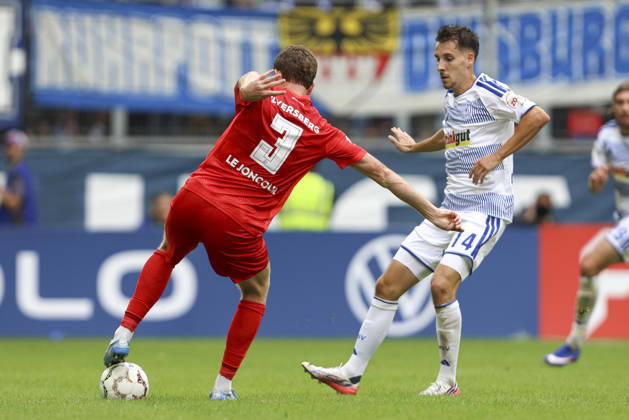 Florian Le Joncour (SV 07 Elversberg) und Conor Noss (MSV Duisburg) im Zweikampf waehrend des Spiels der 1. Runde des DFB-Pokal zwischen MSV Duisburg und SV 07 Elversberg, Schauinsland-Reisen-Arena am 22. August 2026 in Duisburg, Deutschland. (Foto von Oliver Kaelke DeFodi Images) +++ Florian Le Joncour (SV 07 Elversberg) und Conor Noss (MSV Duisburg) battle for the ball during the 1st round match of the DFB-Pokal between MSV Duisburg and SV 07 Elversberg at Schauinsland-Reisen-Arena on August 22, 2026 in Duisburg, Germany. (Photo by Oliver Kaelke DeFodi Images) DFB DFL REGULATIONS PROHIBIT ANY USE OF PHOTOGRAPHS AS IMAGE SEQUENCES AND OR QUASI-VIDEO. (Photo by Oliver Kaelke DeFodi Images) -