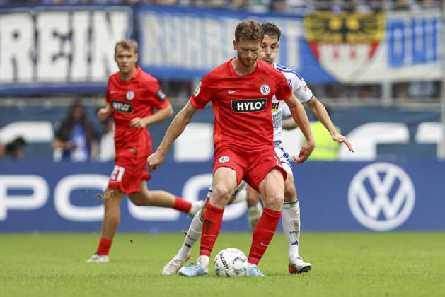 Florian Le Joncour (SV 07 Elversberg) und Conor Noss (MSV Duisburg) im Zweikampf waehrend des Spiels der 1. Runde des DFB-Pokal zwischen MSV Duisburg und SV 07 Elversberg, Schauinsland-Reisen-Arena am 22. August 2026 in Duisburg, Deutschland. (Foto von Oliver Kaelke DeFodi Images) +++ Florian Le Joncour (SV 07 Elversberg) und Conor Noss (MSV Duisburg) battle for the ball during the 1st round match of the DFB-Pokal between MSV Duisburg and SV 07 Elversberg at Schauinsland-Reisen-Arena on August 22, 2026 in Duisburg, Germany. (Photo by Oliver Kaelke DeFodi Images) DFB DFL REGULATIONS PROHIBIT ANY USE OF PHOTOGRAPHS AS IMAGE SEQUENCES AND OR QUASI-VIDEO. (Photo by Oliver Kaelke DeFodi Images) -