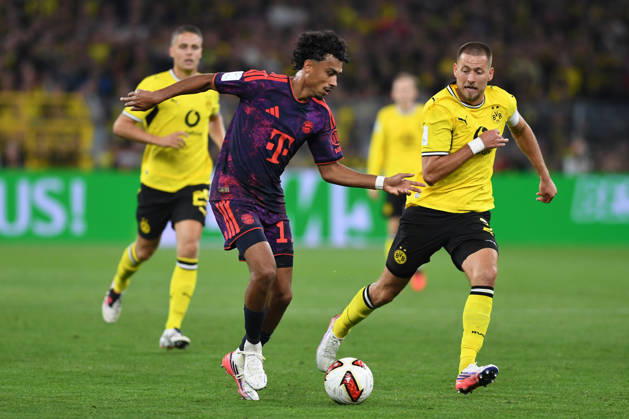 Nathaniel Brown (FC Bayern Muenchen) und Waldemar Anton (Borussia Dortmund) im Zweikampf waehrend des Franz-Beckenbauer-Supercup Endspiel 2026 zwischen Borussia Dortmund und FC Bayern Muenchen, Signal Iduna Park am 22. August 2026 in Dortmund, Deutschland. (Foto von Ralf Treese DeFodi Images) +++ Nathaniel Brown (FC Bayern Muenchen) und Waldemar Anton (Borussia Dortmund) battle for the ball during the Franz Beckenbauer Supercup match between Borussia Dortmund and FC Bayern Muenchen at Signal Iduna Park on August 22, 2026 in Dortmund, Germany. (Photo by Ralf Treese DeFodi Images) -