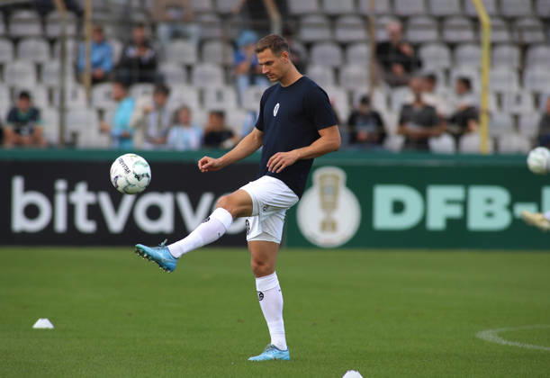 Fussball, Herren, DFB-Pokal, 1.Hauptrunde, Saison 2026 2027, TSV 1860 München - Holstein Kiel, Grünwalder Stadion Dennis Dressel (TSV 1860 München) spielt mit einem Ball hier beim Aufwärmen