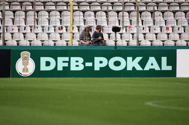 Fussball, Herren, DFB-Pokal, 1.Hauptrunde, Saison 2026 2027, TSV 1860 München - Holstein Kiel, Grünwalder Stadion Eine Bande mit dem Schriftzug DFB Pokal und dem Logo
