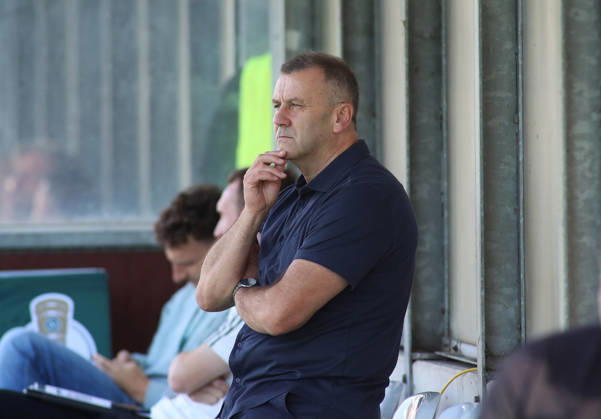 Fussball, Herren, DFB-Pokal, 1.Hauptrunde, Saison 2026 2027, TSV 1860 München - Holstein Kiel, Grünwalder Stadion Manfred Paula, Geschäftsführer (TSV 1860 München) mit der Hand am Kinn, nachdenken, überlegen