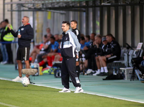 Fussball, Herren, DFB-Pokal, 1.Hauptrunde, Saison 2026 2027, TSV 1860 München - Holstein Kiel, Grünwalder Stadion Alper Kayabunar, Trainer (TSV 1860 München) an der Seitenlinie stehend