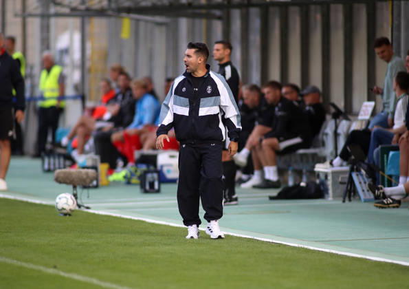 Fussball, Herren, DFB-Pokal, 1.Hauptrunde, Saison 2026 2027, TSV 1860 München - Holstein Kiel, Grünwalder Stadion Alper Kayabunar, Trainer (TSV 1860 München) aufgebracht an der Seitenlinie schreien, rufen