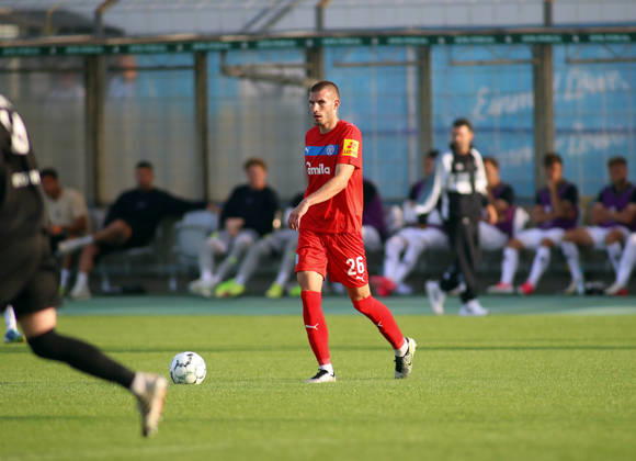 Fussball, Herren, DFB-Pokal, 1.Hauptrunde, Saison 2026 2027, TSV 1860 München - Holstein Kiel, Grünwalder Stadion David Zec (Holstein Kiel) mit Ball