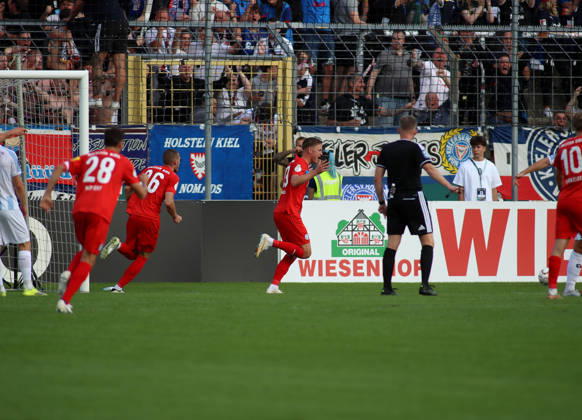 Fussball, Herren, DFB-Pokal, 1.Hauptrunde, Saison 2026 2027, TSV 1860 München - Holstein Kiel, Grünwalder Stadion 0:1 durch Phil Harres (Holstein Kiel) Tor, Jubel
