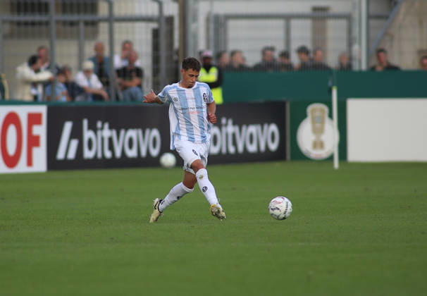 Fussball, Herren, DFB-Pokal, 1.Hauptrunde, Saison 2026 2027, TSV 1860 München - Holstein Kiel, Grünwalder Stadion Benedikt Hoppe (TSV 1860 München) spielt einen Ball