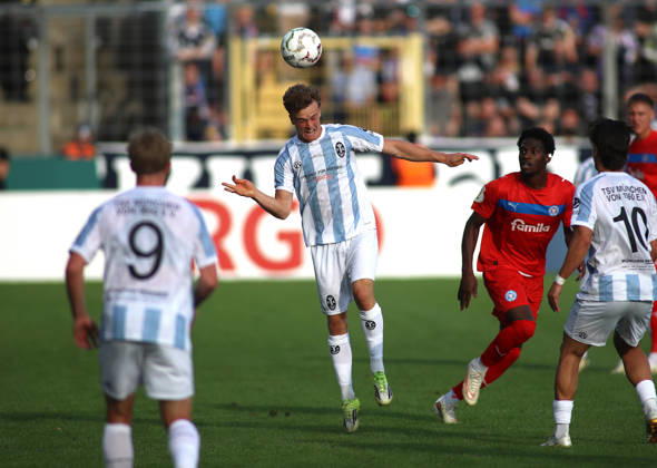 Fussball, Herren, DFB-Pokal, 1.Hauptrunde, Saison 2026 2027, TSV 1860 München - Holstein Kiel, Grünwalder Stadion Julian Bell (TSV 1860 München) bei einem Kopfball, Abwehren, Sprung