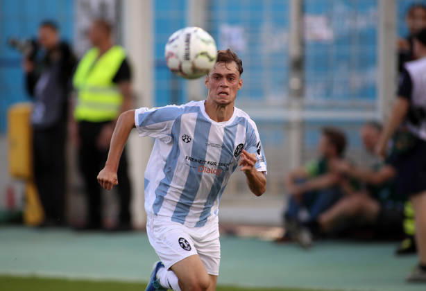 Fussball, Herren, DFB-Pokal, 1.Hauptrunde, Saison 2026 2027, TSV 1860 München - Holstein Kiel, Grünwalder Stadion Emre Erdogan (TSV 1860 München) mit Blick auf den Ball im Laufen, Angriff