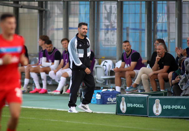 Fussball, Herren, DFB-Pokal, 1.Hauptrunde, Saison 2026 2027, TSV 1860 München - Holstein Kiel, Grünwalder Stadion Alper Kayabunar, Trainer (TSV 1860 München) an der Seitenlinie stehend