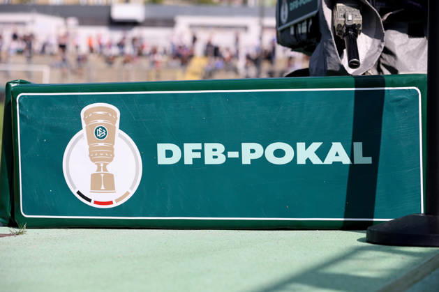 Fussball, Herren, DFB-Pokal, 1.Hauptrunde, Saison 2026 2027, TSV 1860 München - Holstein Kiel, Grünwalder Stadion Hier eine Bande mit dem Schriftzug und Logo des DFB-Pokal