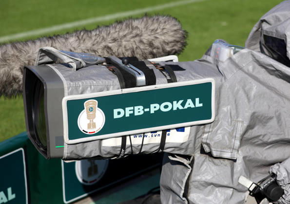 Fussball, Herren, DFB-Pokal, 1.Hauptrunde, Saison 2026 2027, TSV 1860 München - Holstein Kiel, Grünwalder Stadion Hier eine TV Kamera, Fernsehen, Live, Übertragung mit dem Schriftzug und Logo des DFB-Pokal