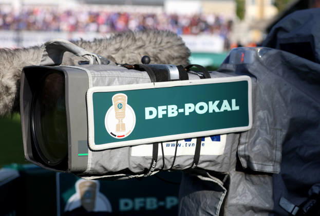 Fussball, Herren, DFB-Pokal, 1.Hauptrunde, Saison 2026 2027, TSV 1860 München - Holstein Kiel, Grünwalder Stadion Hier eine TV Kamera, Fernsehen, Live, Übertragung mit dem Schriftzug und Logo des DFB-Pokal