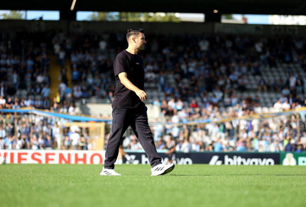 Fussball, Herren, DFB-Pokal, 1.Hauptrunde, Saison 2026 2027, TSV 1860 München - Holstein Kiel, Grünwalder Stadion Alper Kayabunar, Trainer (TSV 1860 München) geht über das Spielfeld