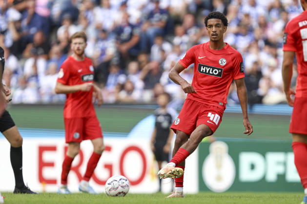 Francis Onyeka (SV 07 Elversberg) in Aktion, am Ball, Einzelaktion waehrend des Spiels der 1. Runde des DFB-Pokal zwischen MSV Duisburg und SV 07 Elversberg, Schauinsland-Reisen-Arena am 22. August 2026 in Duisburg, Deutschland. (Foto von Oliver Kaelke DeFodi Images) +++ Francis Onyeka (SV 07 Elversberg) controls the ball during the 1st round match of the DFB-Pokal between MSV Duisburg and SV 07 Elversberg at Schauinsland-Reisen-Arena on August 22, 2026 in Duisburg, Germany. (Photo by Oliver Kaelke DeFodi Images) DFB DFL REGULATIONS PROHIBIT ANY USE OF PHOTOGRAPHS AS IMAGE SEQUENCES AND OR QUASI-VIDEO. (Photo by Oliver Kaelke DeFodi Images) -
