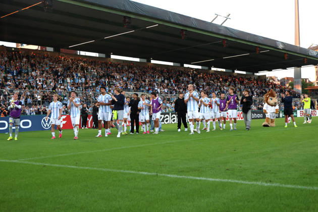 Fussball, Herren, DFB-Pokal, 1.Hauptrunde, Saison 2026 2027, TSV 1860 München - Holstein Kiel, Grünwalder Stadion Die Mannschaft des TSV 1860 München zusammen auf der Ehrenrunde nach dem Spiel