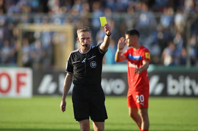 Fussball, Herren, DFB-Pokal, 1.Hauptrunde, Saison 2026 2027, TSV 1860 München - Holstein Kiel, Grünwalder Stadion Schiedsrichter Felix Weller zeigt die gelbe Karte, gelb