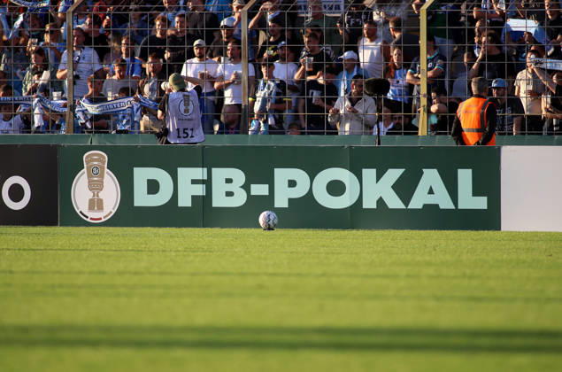 Fussball, Herren, DFB-Pokal, 1.Hauptrunde, Saison 2026 2027, TSV 1860 München - Holstein Kiel, Grünwalder Stadion Hier eine Bande mit dem Schriftzug und Logo des DFB-Pokal