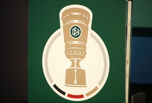 Fussball, Herren, DFB-Pokal, 1.Hauptrunde, Saison 2026 2027, TSV 1860 München - Holstein Kiel, Grünwalder Stadion Hier das Logo des DFB-Pokal auf einer Bande