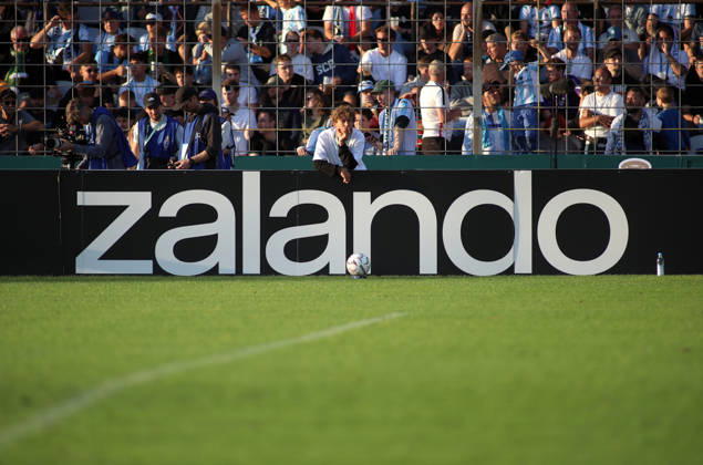 Fussball, Herren, DFB-Pokal, 1.Hauptrunde, Saison 2026 2027, TSV 1860 München - Holstein Kiel, Grünwalder Stadion Hier eine Bande, Werbebande mit dem Schriftzug Zalando