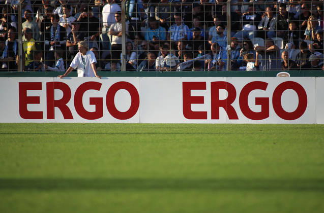 Fussball, Herren, DFB-Pokal, 1.Hauptrunde, Saison 2026 2027, TSV 1860 München - Holstein Kiel, Grünwalder Stadion Hier eine Bande, Werbebande mit dem Schriftzug Ergo, Versicherung