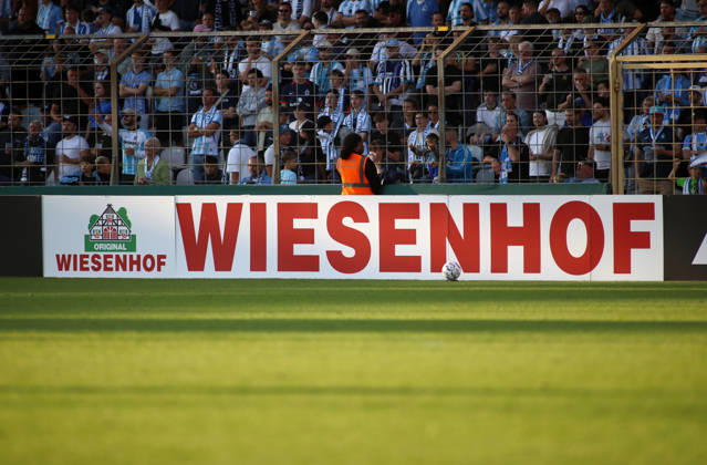 Fussball, Herren, DFB-Pokal, 1.Hauptrunde, Saison 2026 2027, TSV 1860 München - Holstein Kiel, Grünwalder Stadion Hier eine Bande, Werbebande mit dem Schriftzug Wiesenhof