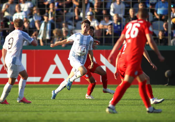 Fussball, Herren, DFB-Pokal, 1.Hauptrunde, Saison 2026 2027, TSV 1860 München - Holstein Kiel, Grünwalder Stadion Emre Erdogan (TSV 1860 München) im Zweikampf mit Ball im Angriff