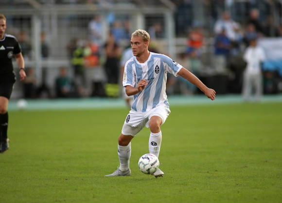Fussball, Herren, DFB-Pokal, 1.Hauptrunde, Saison 2026 2027, TSV 1860 München - Holstein Kiel, Grünwalder Stadion Lasse Fassmann (TSV 1860 München) mit Ball