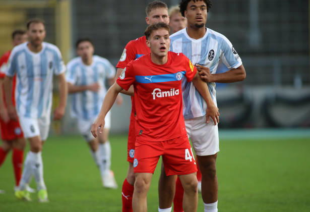 Fussball, Herren, DFB-Pokal, 1.Hauptrunde, Saison 2026 2027, TSV 1860 München - Holstein Kiel, Grünwalder Stadion Leon Parduzi (Holstein Kiel) stehend, Kopf, Oberkörper