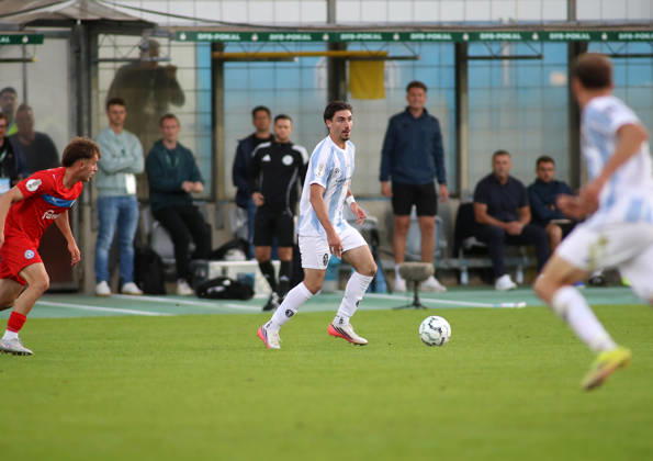 Fussball, Herren, DFB-Pokal, 1.Hauptrunde, Saison 2026 2027, TSV 1860 München - Holstein Kiel, Grünwalder Stadion Cristian Leone (TSV 1860 München) mit Ball