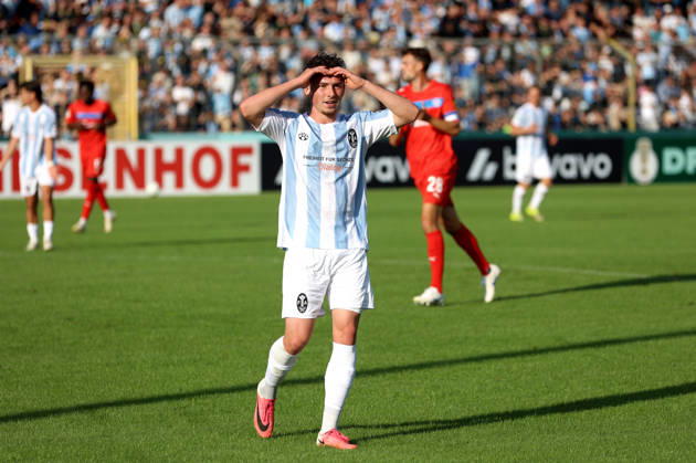 Fussball, Herren, DFB-Pokal, 1.Hauptrunde, Saison 2026 2027, TSV 1860 München - Holstein Kiel, Grünwalder Stadion Lance Fiedler (TSV 1860 München) mit beiden Händen an der Stirn, Geste, Mimik
