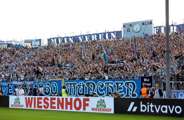 Fussball, Herren, DFB-Pokal, 1.Hauptrunde, Saison 2026 2027, TSV 1860 München - Holstein Kiel, Grünwalder Stadion Hier die Fans in der Westkurve, TSV 1860 München, Ultras, mit gehobenen Händen, Choreo, Stimmung