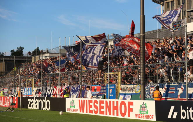 Fussball, Herren, DFB-Pokal, 1.Hauptrunde, Saison 2026 2027, TSV 1860 München - Holstein Kiel, Grünwalder Stadion Hier die Gästefans von Holstein Kiel, Auswärtsfahrer
