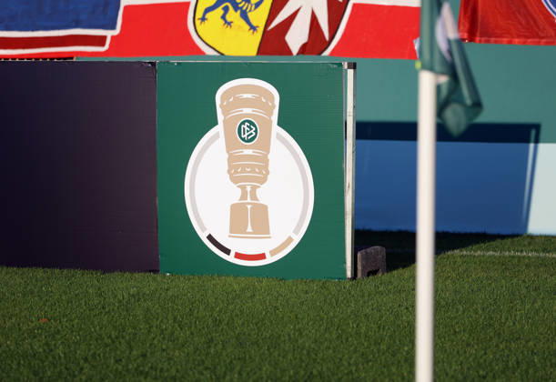Fussball, Herren, DFB-Pokal, 1.Hauptrunde, Saison 2026 2027, TSV 1860 München - Holstein Kiel, Grünwalder Stadion Hier das Logo des DFB-Pokal auf einer Bande