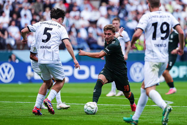 Julien Gründker (Lüneburger SK Hansa, 05), Chuki (SV Werder Bremen, 20) GER, Lüneburger SK Hansa vs. SV Werder Bremen, Fußball, DFB-Pokal, 1. Runde, Saison 2026 2027, 22.08.2026 GER, Lüneburger SK Hansa vs. SV Werder Bremen, Fußball, DFB-Pokal, 1. Runde, Saison 2026 2027, 22.08.2026 Hamburg Copyright: xEibner-Pressefoto MarcelxvonxFehrnx EP_MFN