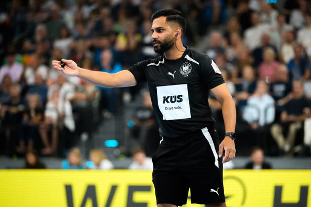 Muenchen: HBL Super Cup 2026 - SC Magdeburg - Fuechse Berlin Schiedsrichter Ramesh Thiyagarajah Muenchen SAP Garden Bayern Deutschland