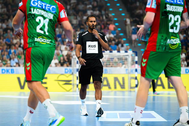 Muenchen: HBL Super Cup 2026 - SC Magdeburg - Fuechse Berlin Schiedsrichter Suresh Thiyagarajah Muenchen SAP Garden Bayern Deutschland