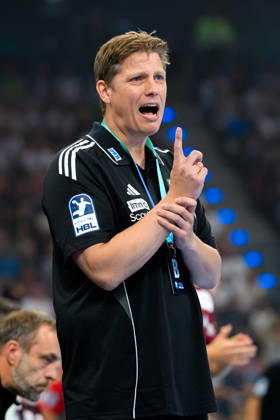 Muenchen: HBL Super Cup 2026 - SC Magdeburg - Fuechse Berlin Trainer Nicolej Krickau (Berlin) Gestik Geste gestikuliert Muenchen SAP Garden Bayern Deutschland