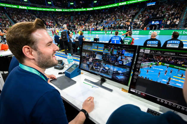 Muenchen: HBL Super Cup 2026 - SC Magdeburg - Fuechse Berlin VAR, Video Referee, Video Replay, Schiedsrichter Muenchen SAP Garden Bayern Deutschland
