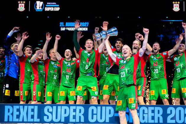 Muenchen: HBL Super Cup 2026 - SC Magdeburg - Fuechse Berlin Magnus Saugstrup Jensen(SC Magdeburg) und der SC Magdeburg gewinnen den Super-Cup Muenchen SAP Garden Bayern Deutschland