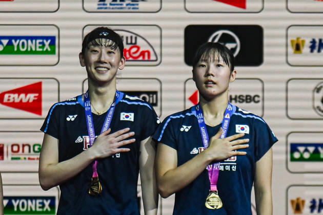 India BWF Championships 2026 South Korea s Baek Ha Na and Lee So Hee stand on the podium after winning the match against China s Liu Sheng Shu and Tan Ning during the Women s Doubles Finals of the BWF World Championships 2026 in New Delhi, India, on August 23, 2026. New Delhi Delhi India  Copyright: xKabirxJhangianix originalFilename:jhangiani-indiabwf260823_np8Xv.jpg