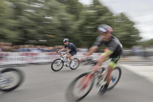 IRONMAN 70.3 Leipzig 2026: Radsegment, Sachsenbrücke Athletinnen und Athleten beim IRONMAN 70.3 Leipzig am 23. August 2026 während beim Radfahren. Der Wettkampf über die Halbdistanz umfasst 1,9 Kilometer Schwimmen, 90 Kilometer Radfahren und 21,1 Kilometer Laufen und ist Teil der internationalen IRONMAN-70.3-Serie.