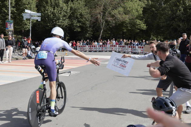 IRONMAN 70.3 Leipzig 2026: Radsegment, Sachsenbrücke Athletinnen und Athleten beim IRONMAN 70.3 Leipzig am 23. August 2026 während beim Radfahren. Der Wettkampf über die Halbdistanz umfasst 1,9 Kilometer Schwimmen, 90 Kilometer Radfahren und 21,1 Kilometer Laufen und ist Teil der internationalen IRONMAN-70.3-Serie.