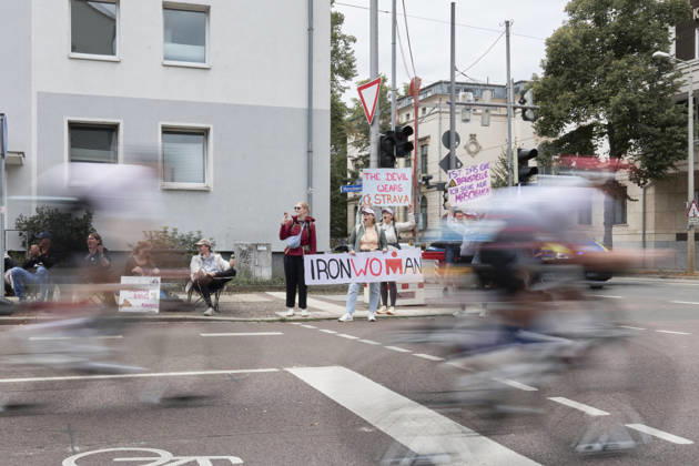 IRONMAN 70.3 Leipzig 2026: Radsegment, Marschnerstraße Athletinnen und Athleten beim IRONMAN 70.3 Leipzig am 23. August 2026 während beim Radfahren. Der Wettkampf über die Halbdistanz umfasst 1,9 Kilometer Schwimmen, 90 Kilometer Radfahren und 21,1 Kilometer Laufen und ist Teil der internationalen IRONMAN-70.3-Serie.
