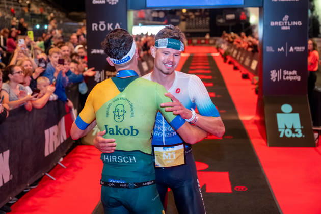 Leipzig - Triathlon-Premiere in Leipzig: Willy Hirsch und Caroline Pohle gewinnen Ironman 70.3, Leipziger Geschwister auf Platz 2 (Teil 2) 23.08.2026 ab 8 Uhr¨Stadtgebiet Leipzig und Umland ¨Fotograf: EHL Media Erik-Holm Langhof Im Foto: Wilhelm Willy Hirsch, Erster Platz (links) und Rico Bogen, Zweiter Platz Am Sonntagmorgen startete am Cospudener See erstmals ein Ironman 70.3 in Leipzig. Sportamtsleiterin Katja Büchel gab um 8 Uhr den Startschuss für die männlichen Profis, fünf Minuten später folgten die Profi-Frauen sowie weitere Minuten später Hunderte Amateur-Sportler. Insgesamt nahmen rund 2.500 Triathleten an der Veranstaltung teil. Vor ihnen lagen 1,9 Kilometer Schwimmen, 90 Kilometer Radfahren durch das Leipziger Neuseenland sowie ein abschließender Halbmarathon insgesamt rund 113 Kilometer. Schlussendlich setzte sich bei den Männern Wilhelm Willy Hirsch durch und gewann die Leipziger Premiere. Der Leipziger Triathlet Rico Bogen belegte den zweiten Platz, der Franzose Pierre Dupuy kam auf Platz drei. Das Rennen der Frauen entschied Caroline Pohle für sich. Bogens Schwester Bianca Bogen erreichte ebenfalls Platz zwei. Auf den dritten Podestplatz bei den Frauen kam Brooke Gillies aus Großbritannien. Leipzig Sachsen Deutschland Copyright: xEHLxMedia Erik-HolmxLanghofx 20260823_ironman-leipzig_14